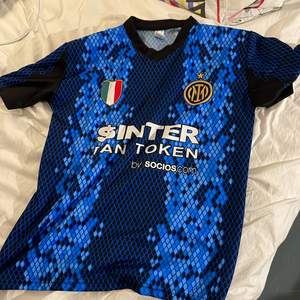 Denna tröjan är köpt i Milano innan en Inter match 