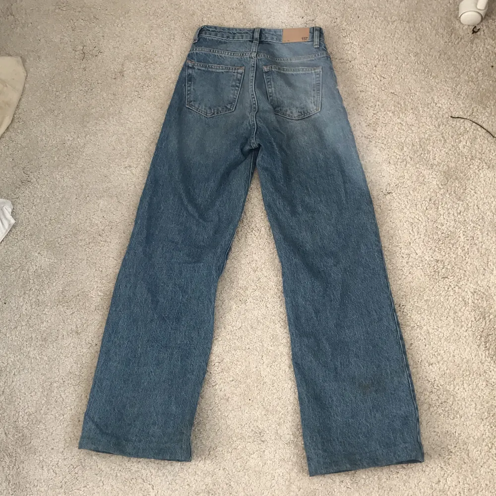 Säljer ett par vida jeans i modellen Boulevard från lager 157. Köpta i höstas men är i bra skick😊  De är uppsydda några centimeter så jag skulle säga att de passar folk som är runt 160.  Kontakta mig privat för fler bilder eller frågor😊. Jeans & Byxor.