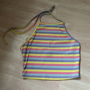 Fler färjad topp! - En fler färjad topp med knyte i nacken och även var rygg!