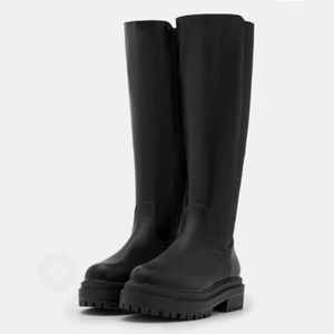 Stövlar  - Säljer mina raid wide fit boots som inte kommer till användning. Skorna har ett elastiskt band på baksidan som ger en möjlighet för folk med större vader att bära dem☺️ frågor eller fler bilder på skorna kan tas privat💗 