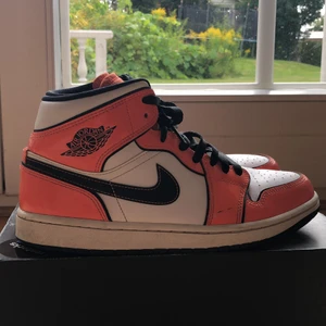 Air Jordan 1 Mid Oragne  - Säljer ett par orangea jordans (Mid).  Dessa är i storlek 42. Är använda några gånger och har ett litet märke på ena skon (se bild 1) Pris just nu: 1250