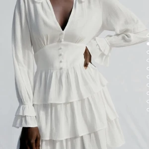 Vit klänning från zara - Säljer denna super fina vita klänningen från Zara! Endast använd 1 gång så den är som i nyskick! Storlek M men liten i storleken så passar S också! 🤍🤍