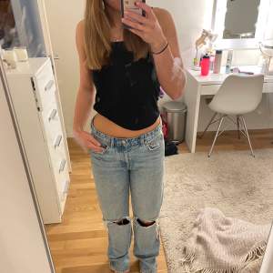 Säljer dessa snygga zara midwaist jeans med hål på knäna. I mycket bra skick säljs pga att jag inte använder dom längre. Är i storlek 38 men passar mig dom brukar ha 36💗 Om många är intresserade så blir det budgivning!