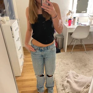 Zara mid waist jeans  - Säljer dessa snygga zara midwaist jeans med hål på knäna. I mycket bra skick säljs pga att jag inte använder dom längre. Är i storlek 38 men passar mig dom brukar ha 36💗 Om många är intresserade så blir det budgivning!