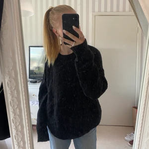 Stickad tröja  - Svart stickad tröja från ellos. Tröjan är i storlek 42/44 men jag skulle säga att den mer är som en 38/40. På mig som vanligtvis har s sitter den som en overzised tröja💕 Många som är intresserade därav startas det en budgivning! Frakt tillkommer! 