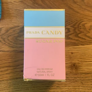 Prada parfym - Prada candy sugarpop, 30 ml, eau de parfum. Endast testad, köpt i vintras. Doften öppnas med noter av Grön bergamott och Grön Citrus. I doftens hjärta är det noter av Äpple och Mahonianoter och i basen finner vi Vanilj och Persika. ❌TRYCK EJ PÅ KÖP NU❌
