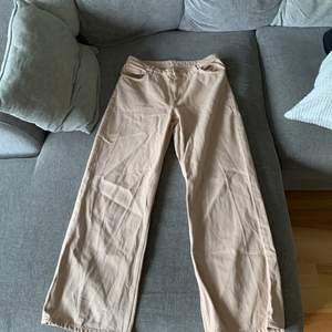 Dehär är ett par jättefina beiga jeans från monki. Köpta för 1 år sen.  Dom är väl använda men inga riktiga skador eller skavanker.  Säljer pga dom är för små :(