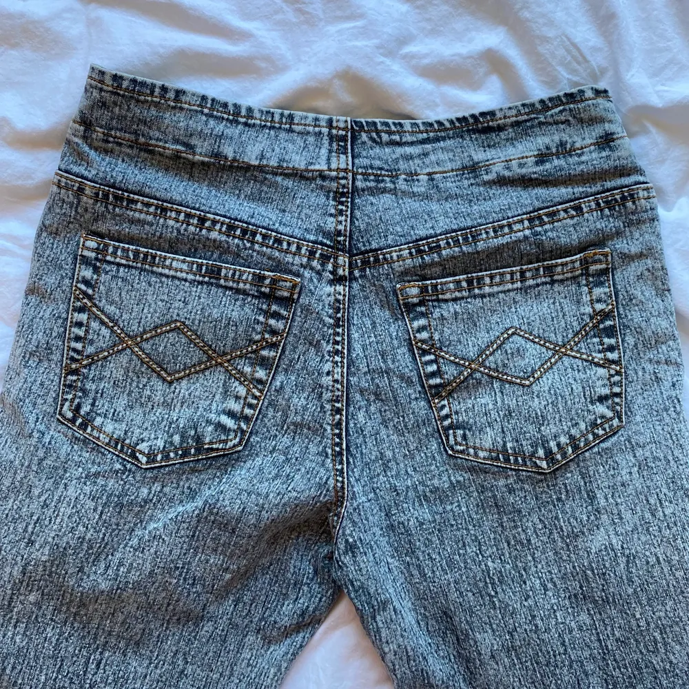Jätte snygga jeans köpta på humana men var för små för mig, skulle gissa på att dem är s36. Jeans & Byxor.