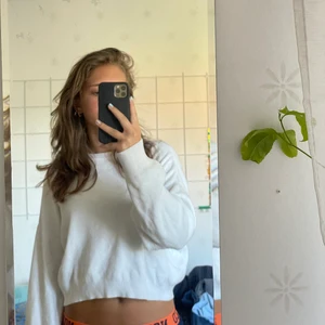 Stickad tröja - Denna fina tröja är smått kroppad och köpt på en butik i Kanada. Frakt tillkommer💙 den är i storlek L men skulle säga att den egentligen är i storlek s/m