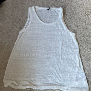 Strandklänning - Fin vit stranklänning med mönster! Vet inte märket men är ganska ny😍