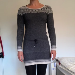 Stickad klänning/tunika  - Jättefin höst/vinterklänning i bra skick. 40% bomull, 30% polyamid, 25% viskos, 5% angora