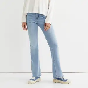 Helt nya jeans från HM lappen är till och med kvar strl 38 (nypris 300) lite för långa för min smak (är 160cm)  Pris går att diskuteras  Kan fraktas mit fraktkostnad