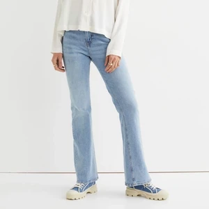 Jeans - Helt nya jeans från HM lappen är till och med kvar strl 38 (nypris 300) lite för långa för min smak (är 160cm)  Pris går att diskuteras  Kan fraktas mit fraktkostnad