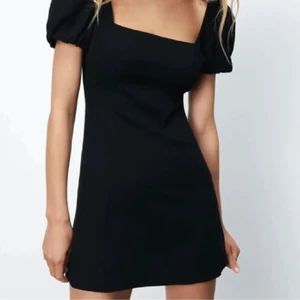 Svart klänning med knytning öppen rygg från zara - Populär Svart klänning med öppen rygg med knytning från zara. Storlek S. Använd 1 gång!