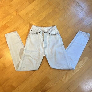 White/ light blue high waisted Levi’s jeans. - Super cute light blue moms jeans. Super flattering model. A bit longer legs that can be folded up.