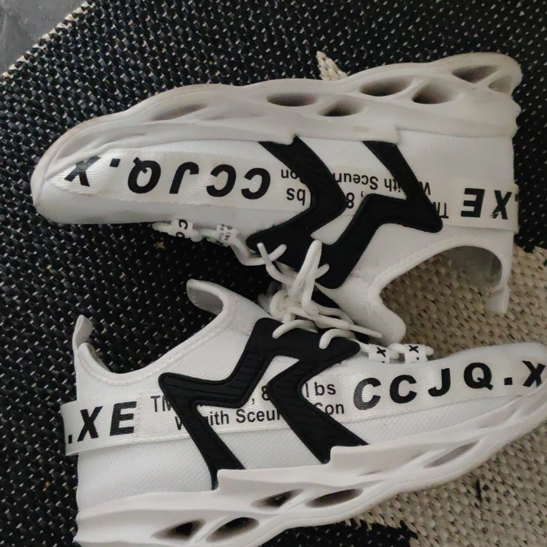 Säljer skor använda 1gång - 90