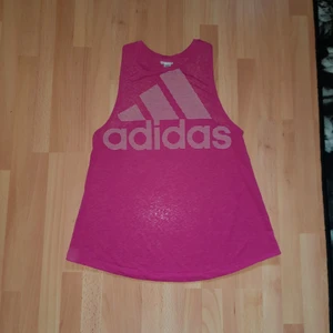 Träningslinne från Adidas - Säljer detta linne då det inte används. Har haft det i något år men det är inget fel på det. Det sitter inte så tight utan är mer som ett yoga linne. Linnet är gjort i ett material som andas. Kan posta om det önskas.