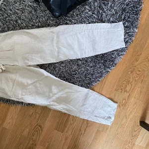 Mango linnebyxor - Fina linnebyxor i storlek S från märket Mango men små i storlek. Säljer dem då jag inte längre kan ha dem. Dem är i bra skick då dem endast varit använda 2 gånger. (Pris kan diskuteras)