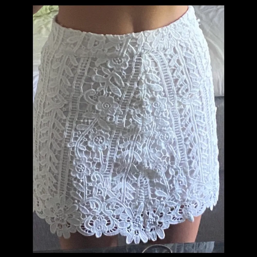 Vit kjol från Gina tricot i storlek 34. Använd en gång. (Står inte för postens slarv)🤍. Kjolar.