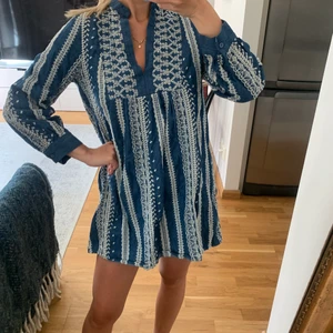 Denimdress zara strl xs  - Supersöt jeansklänning från zara. Blivit något kort i tvätt men funkar utmärkt för någon i min längd (160 cm). 