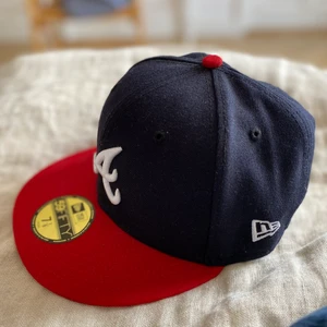 New era cap - Knappt använd +klistermärkena är kvar. Säljs pga att den inte kommer till användning och är lite för stor på mig. Kontakta mig om du vill köpa tryck inte på köp direkt! 