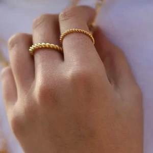 Söt Guldring ⚜️ - Hejjj jag säljer dessa super gulliga vridna ringar i guld, 95kr var💕💕  Kontakta ifall ni är intresserade! 💗  