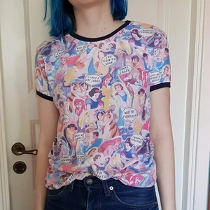 Disney prinsess tröja - Jättesöt tshirt med Disney prinsessor på, i kollage stil. Det är från början en pyjamaströja men funkar lika bra att använda som vanlig tshirt!