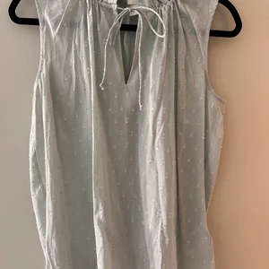 Pastellgrön topp - Pastellgrön topp med söta detaljer från H&M, strl 34. Kommer tyvärr inte till användning av mig. 