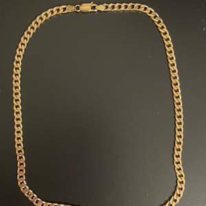 Kedjehalsband i Guld  Längd 45 cm  Bredd på kedjan 6 mm  
