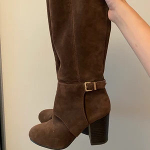 Mocka stövlar  - INTRESSEKOLL säljer vid bra pris Storlek 36,5 mycket bra skick som 