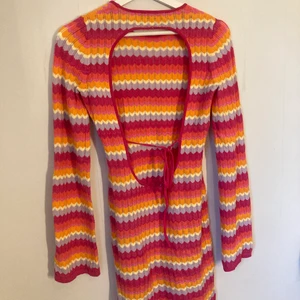 Klänning - Säljer denna stickade klänningen från Bershka i stl M, 366:- inkluderad spårbar frakt 