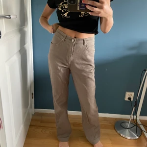 Snygga jeans - Köpt second hand men i bra skick! Storlek 36. Pris 50kr+frakt skriv privat för mer bilder/frågor