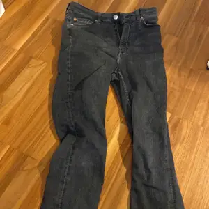 Säljer dessa jeans för att dom har blivit för små. Köpte dom för 150 kr på h&m, men jag säljer dessa för 80 kr (+frakt).