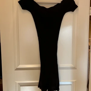 Klänning - Svart klänning från pull & bear