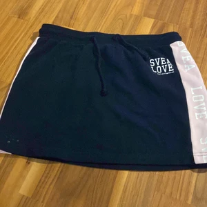 Svea kjol - Säljer denna kjol för att den inte kommer till användning längre. Denna kjol kostar vanligtvis 180kr, men jag säljer denna för 90 kr (+frakt).