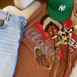 Ed hardy tshirt - Köptes på en outlet, testade inte och den var för stor :(  Inget fastpris än, man får buda!  Skriv privat för mer info :) 