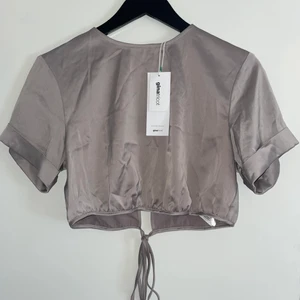 Topp - Ny croppad topp i siden med snörning, storlek S, 80kr