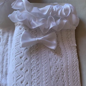 Knästrumpor  - Oanvända knästrumpor (har ena strumpan på min arm på andra bilden, skriv vid eventuella frågor <33) De är 80 cm långa 