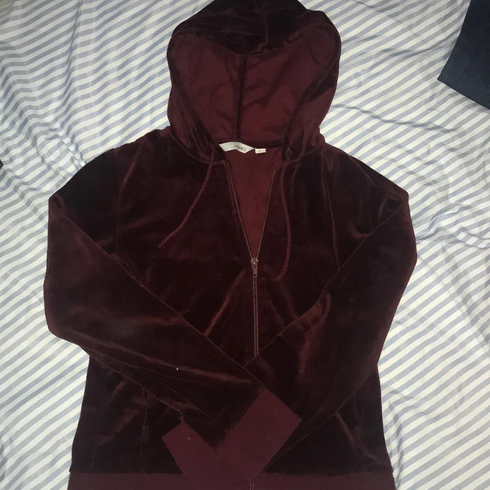 Vinröd Zip hoodie i storlek S, skulle säga att det är mer en XS. Frakt ingår ej i priset!. Tröjor & Koftor.
