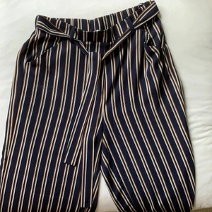 Pieces byxor ankellängd M  - Randiga byxor med skärp i svalt material. Använda men i gott skick. 