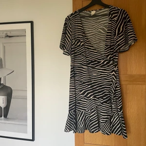 Klänning - Omlottklänning så fin till ett par sandaler eller klackar 😍