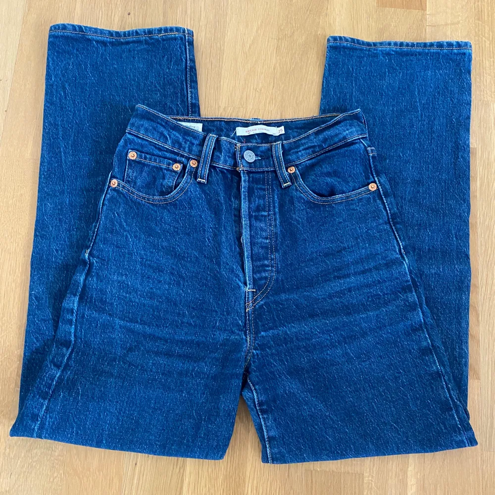 Ett par mörkblå Levis jeans i storlek W25 L27. Använda fåtal gånger och i mycket bra skick. Köpta för 1300 kr. Köparen står för eventuell frakt och frakten ingår inte i priset. . Jeans & Byxor.