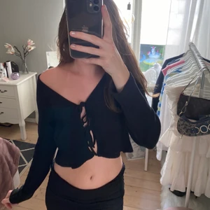 Tröja - Snygg ribbad tröja med knyten fram, köpt på monki för två år sen, men kommer inte till användning längre❤️