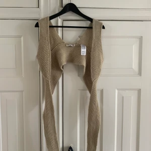 Stickad topp från NA-KD  - Beige stickad tröja som går att bära och knyta på olika sätt. Xxs men som en xs tycker jag. Stretchig