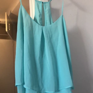 3 tröjor - Säljer 3 tröjor tillsammans då jag ska flytta snart och vill bli av med saker så snabbt som möjligt, allt i bra skick För fler bilder är det bara att skriva☺️