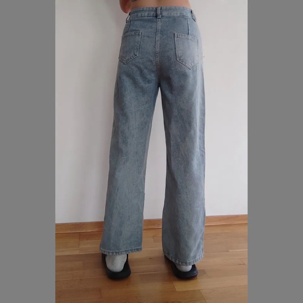 Ett par fina ljustvättade jeans med justerbar spänne vid midjan. Storleken är oklart, men sitter bra på mig som är 164cm, midja 69cm. 🔸Köparen står för frakt.. Jeans & Byxor.