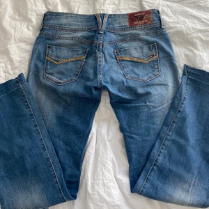 Lågmidjade jeans  - (INTE SÅLDA) Mammas gamla raka (med lite flare) Tommy hilfiger jeans från 2000-talet💋 (lagat hål på vänster knä, det är litet och omärkbart - se bild 3) Midjemåttet är 79cm och innerbenslängden är 80cm💕