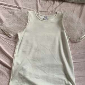 Vit blus till salu - Vit blus med ”puffärmar” som jag kallar det säljes, använd fåtal gånger
