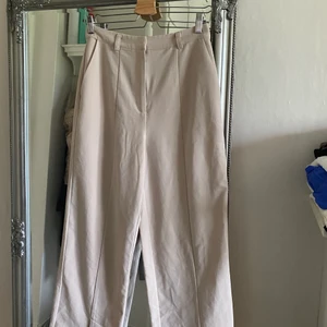 Kostymbyxor - Kostymbyxor ifrån NA-KD med slit nertill, storlek 36. 100kr spårbar frakt tillkommer på 66kr😊🫶🏻