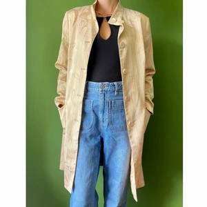 Jacka med paisleymönster - Kappa med paisleymönster i beige guldigt material. I väldigt fint skick.